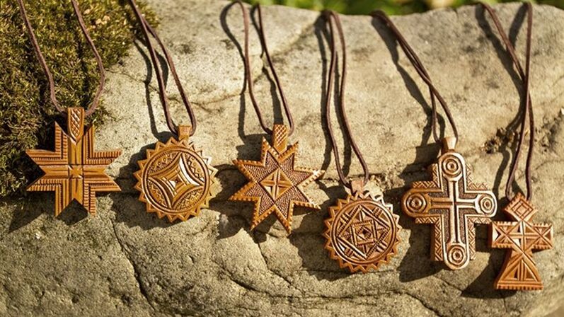amuletos e talismãs de madeira