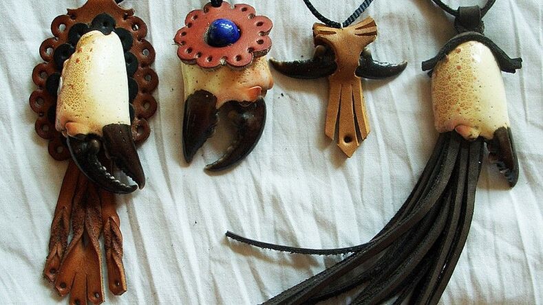 amuletos e talismãs feitos de couro genuíno