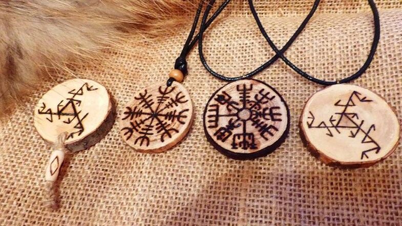 talismãs e amuletos de madeira