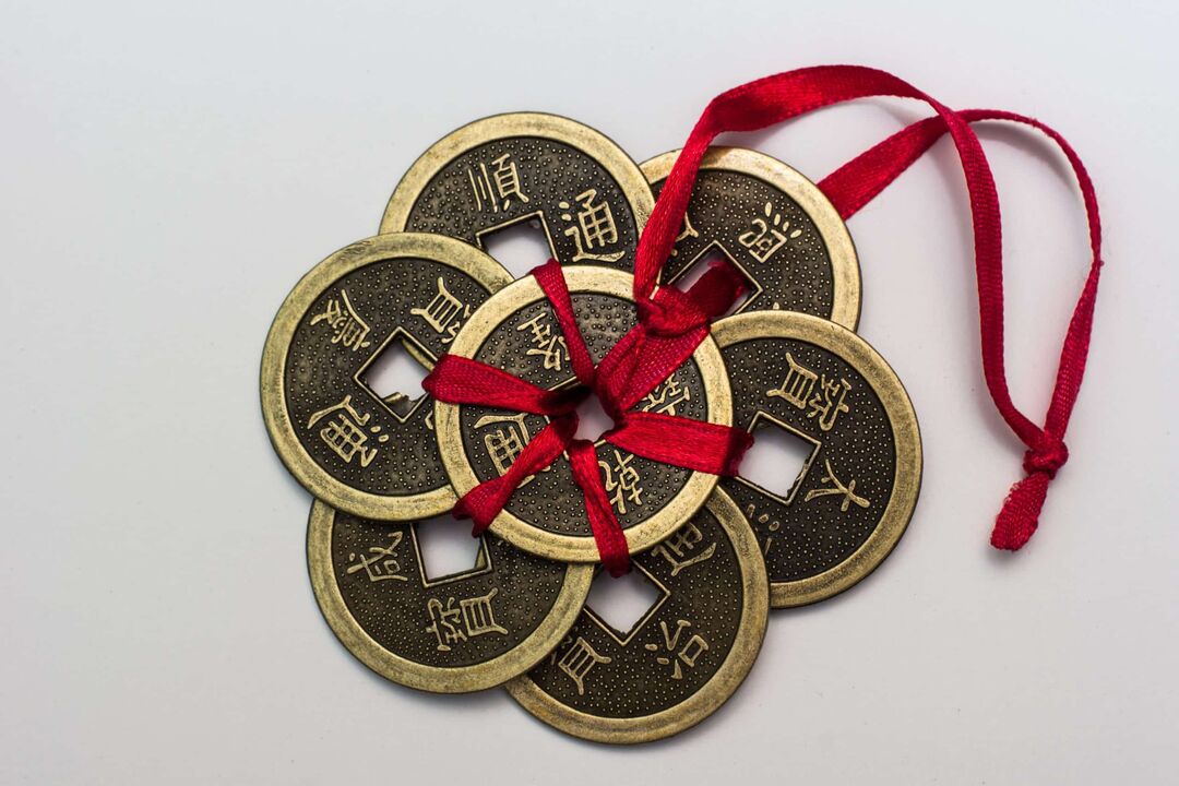 Amuleto chinês por dinheiro com os hieróglifos correspondentes