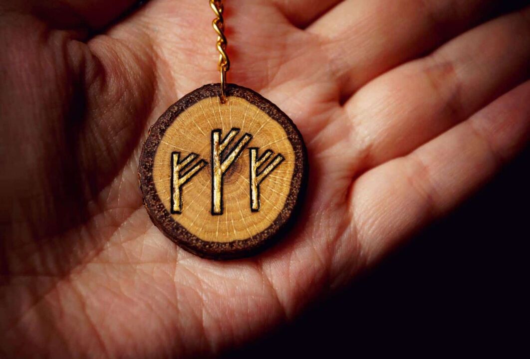 Chaveiro-amuleto de dinheiro de carvalho Triple Fehu