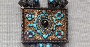 Em tibetano, é um amuleto de boa sorte